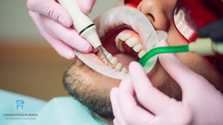 Mit PZR beim Zahnarzt Nekzai in Hamburg Wandsbek Karies und Zahnfleischentzündungen vorbeugen