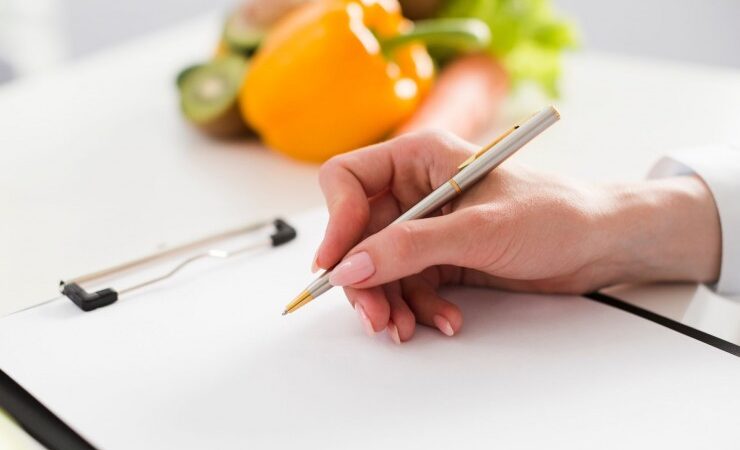 Ernährungstherapie nach Dünndarmkrebs: Prof. Dr. Markus Masin entwickelt systematische Betreuungskonzepte